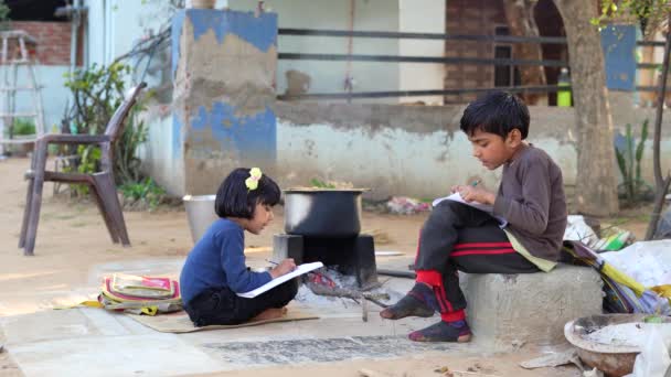 초등학교 소녀와 소년은 숙제를하고 있습니다 아이들은 연필로 있습니다 공부하는 가난한 — 비디오