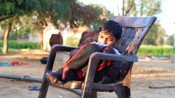 Азіатський Хлопчик Робить Домашнє Завдання Задньому Дворі Фоном Заходу Сонця — стокове відео