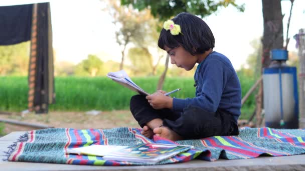 Aziatisch Meisje Van Student Jurk Doen Huiswerk Landschap Child Education — Stockvideo