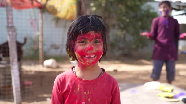 Crianças Brincando Com Cor Casa Durante Holi Festival Colors — Vídeo de Stock