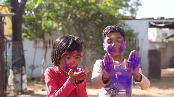 Празднование Дня Холи Красочные Кадры Группы Веселых Детей Играющих Холи — стоковое видео