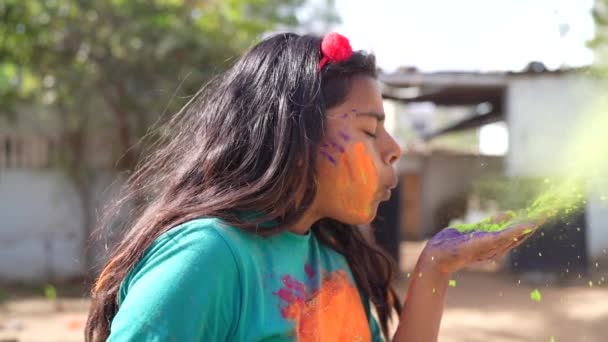 Celebração Dia Festival Holi Imagens Coloridas Grupo Crianças Alegres Jogando — Vídeo de Stock
