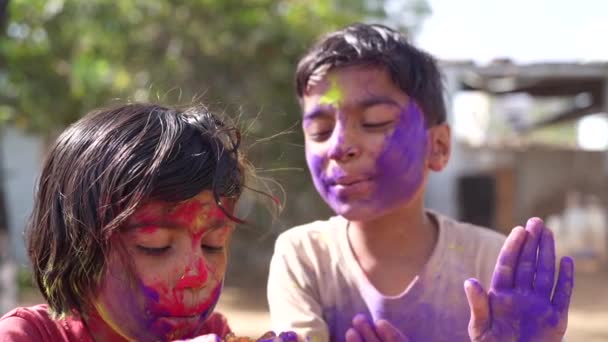 Kinderen Spelen Thuis Met Kleur Tijdens Holi Festival Colors — Stockvideo