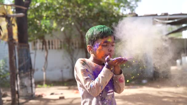 Παιδιά Μαζεύονται Γιορτάζοντας Ένα Holi Πάρτι Στην Ύπαιθρο Εκφράσεις Ευτυχίας — Αρχείο Βίντεο