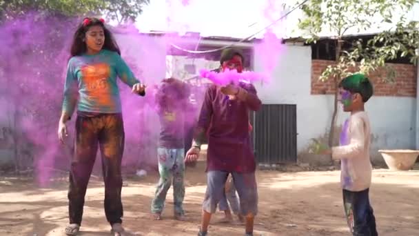 孩子们聚集在一起 用快乐的表情 用鲜明的整体色彩 在户外庆祝一个整体派对 2024年3月4日Jaipur Rajasthan India — 图库视频影像