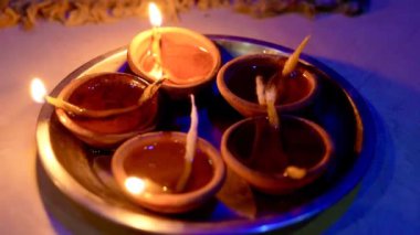 Diwali sırasında rangoli dizaynı ile mermer zeminde yakıldı. Kuğu şeklindeki bir saksıyı çevreleyen para ve çiçek süslemesi.