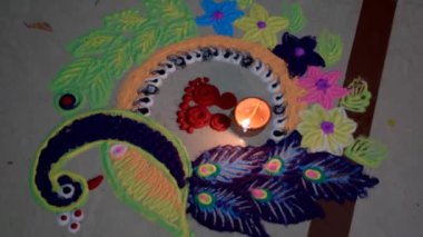 Geleneksel Diyas ve Renkli Rangoli Örnekleri ile Diwali Festivali Kutlaması, Işık ve Canlı Renklerle Dolu Sıcak ve Neşeli Bir Atmosfer Oluşturma