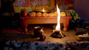 Aile toplantısı Diwali pooja, Lakshmi Puja Lakshmi 'ye hürmet için bir Hindu etkinliğidir.