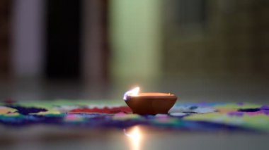 Geleneksel Diyas ve Renkli Rangoli Örnekleri ile Diwali Festivali Kutlaması, Işık ve Canlı Renklerle Dolu Sıcak ve Neşeli Bir Atmosfer Oluşturma