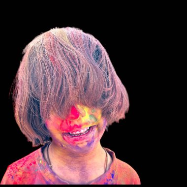 Neşeli çocuklar Holi festivalini canlı renklerle ve neşeli sahnelerle kutluyorlar.