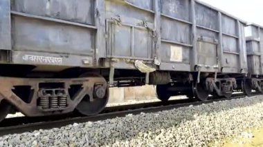 Jaipur, Hindistan - 08 Kasım 2024: Konteynır kutularıyla yük treni. Ticari mal ihracatı kavramı