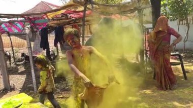 Jaipur, Hindistan - 16 Kasım 2024: İnsanlar açık havada toplandı, renk tozu oynuyorlar. Hint Arkadaşları Hindistan 'da Holi renkli tozla dans ediyor.