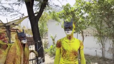 Jaipur, Hindistan - 16 Kasım 2024: Renk gösteren genç Hintliler ve Holi festivali kutlamaları.