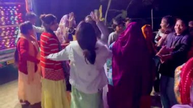 Jaipur, Hindistan - 26 Kasım 2024: Kırsal bir köyde Hint düğün sahneleri. İnsanlar gece dans edip düğün törenini kutluyorlar.. 