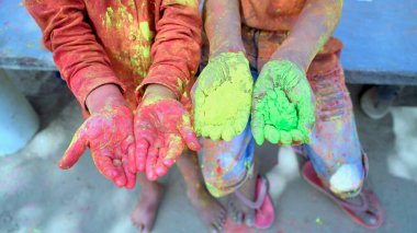 Çocuklar Holi rengine bürünmüş, Hintli çocuklar evde Gulal ile oynuyor Holi Festivali sırasında.