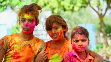 Çocuklar Holi rengine bürünmüş, Hintli çocuklar evde Gulal ile oynuyor Holi Festivali sırasında.