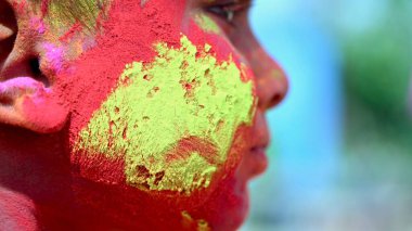 Renkli toza bulanmış parlak çocuk ve ebeveynlerin portresi. Mutlu şirin, gülümseyen küçük Hintli çocuklar renkli ellerini ya da avuç içini gösteriyorlar ya da renkli Holi festivali oynuyorlar.