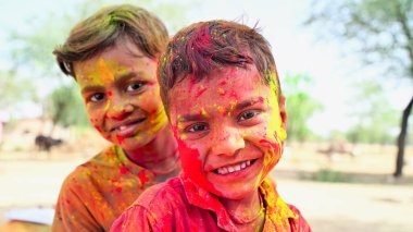 Çocuklar Holi rengine bürünmüş, Hintli çocuklar evde Gulal ile oynuyor Holi Festivali sırasında.