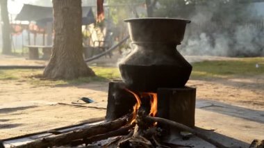 Ahşap yakıtlı geleneksel kil soba, kırsal mutfak. Hindistan 'ın kırsalında yaşayan insanlar tarafından kullanılan geleneksel ocaklar, kil ve ahşap yakıtlı.