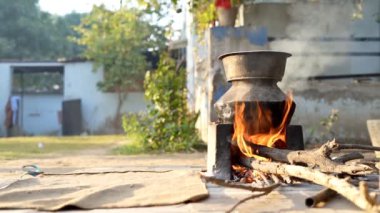 Ahşap yakıtlı geleneksel kil soba, kırsal mutfak. Hindistan 'ın kırsalında yaşayan insanlar tarafından kullanılan geleneksel ocaklar, kil ve ahşap yakıtlı.