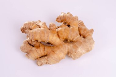 Beyaz arkaplanda yansımalı zencefil kökü