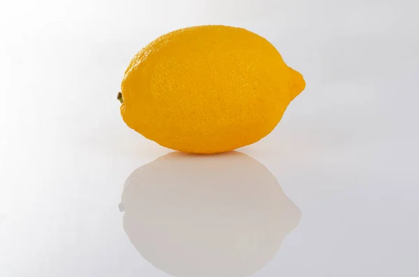 带有倒影的白色背景柠檬果 — 图库照片