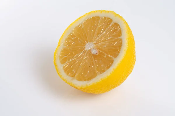 带有倒影的白色背景柠檬果 — 图库照片
