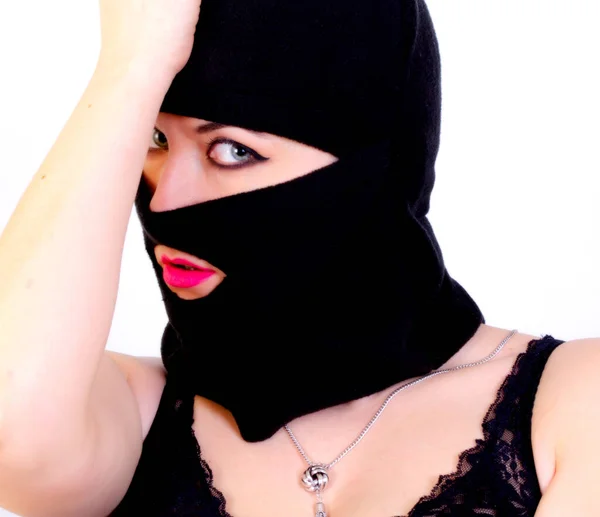 白い背景に犯罪マスクの大人の女性の肖像画 — ストック写真