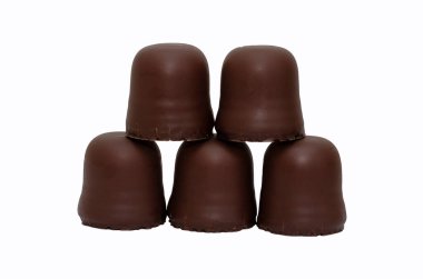 Beyaz arka planda çikolatalı Alman şekerlemesi.