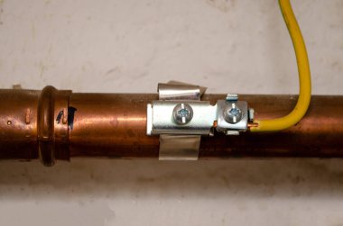 Kabloyu bakır boruya bağlıyorum.