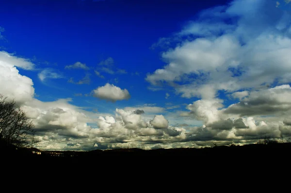Небо Облаками Фоне Города — стоковое фото