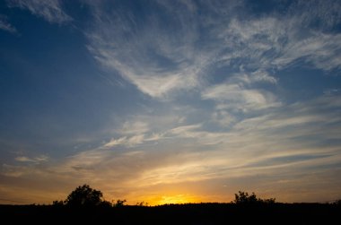 Gökyüzünde gün batımı ve yağmur bulutları