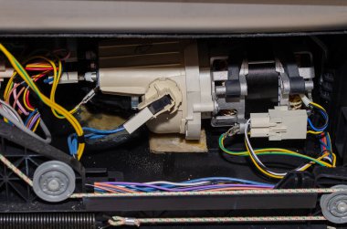 Elektrik motorunun yanındaki bulaşık makinesinde sızıntı var.