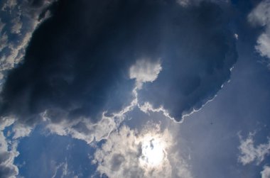 Güzel gök gürültüsü bulutlar mavi gökyüzü