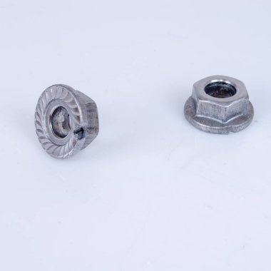 Flansın kenarında çatlak olan metal bir fındığa yakın plan..