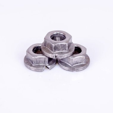 Flansın kenarında çatlak olan metal bir fındığa yakın plan..