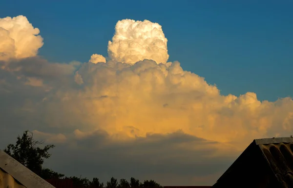 Cumulus Storm Clouds Background Houses Evening Clouds — Stock Photo, Image