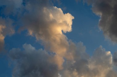 Mavi gökyüzünde kümülüs bulutları. Yaz gökyüzü.