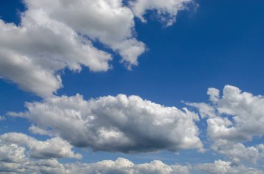 Yazın Almanya 'da bulutlar mavi gökyüzüne karşı.