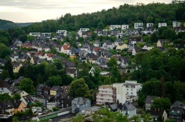 Gökyüzü ve ormanın arka planına karşı Almanya 'nın Siegen kenti