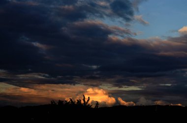 Cumulus bulutları mavi gökyüzü