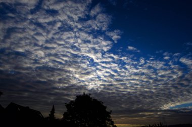 Almanya 'da mavi gökyüzüne karşı bulutlar