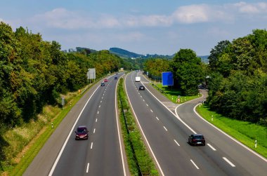 Almanya 'da otoyolda arabalar ve işaretler var.