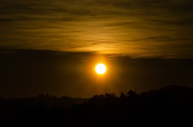 Almanya 'da gün doğumu gökyüzüne karşı
