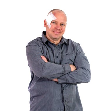 Cilt kanseri ameliyatından sonra kafasında sıva olan yetişkin bir adam.