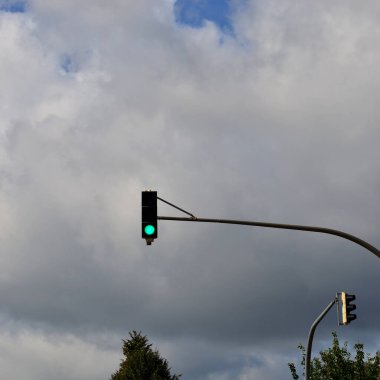 Avrupa 'da bir direğe asılı bir trafik ışığı