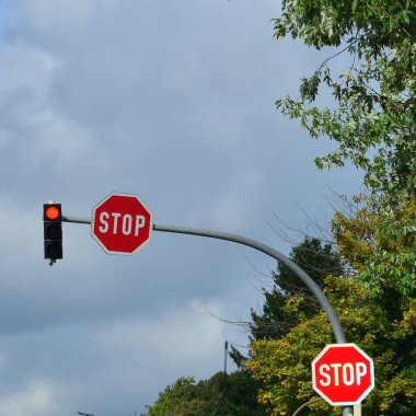 Avrupa 'da bir direğe asılı bir trafik ışığı