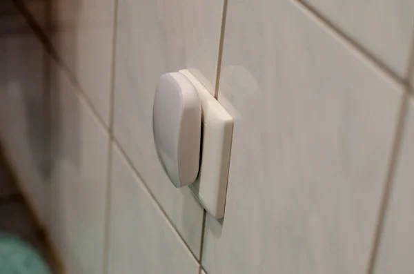 バスルームの壁にモーションセンサーが付いている壁ランプ — ストック写真
