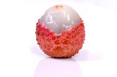 Beyaz arka planda kabuksuz liçi meyvesi