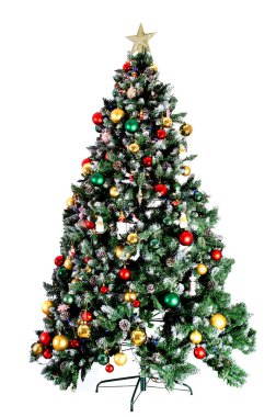 Beyaz arka planda oyuncakları olan Noel ağacı